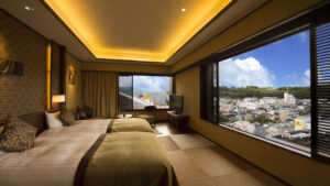 도시 전망의 큰 창문 옆 트윈 베드