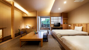 ツインベッドとローテーブルのある客室