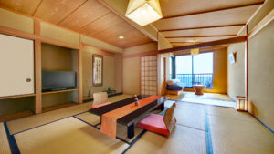 ローテーブルと窓際のシーティングエリアがある畳の部屋