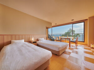 バルコニー横にベッドが2台ある客室。