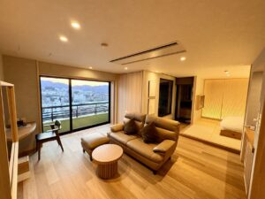 Chambre avec canapé, bureau et vue par la fenêtre