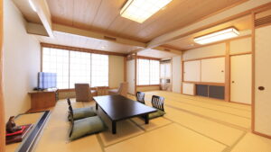 Chambre d’hôtes en tatami avec table basse et sièges de sol