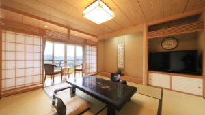 Chambre en tatami avec table basse et chaises sur le balcon