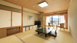 Chambre en tatami avec table basse et chaises près de la fenêtre