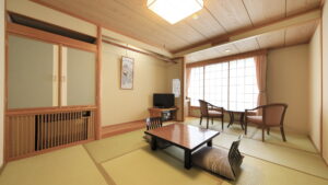 Chambre en tatami avec table basse et banquette près de la fenêtre