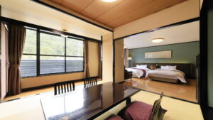 Coin salon en tatami avec table basse à côté de la chambre