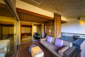 Privates Freiluftbad neben dem Sofa auf der Zimmerterrasse