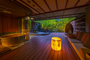 Privates Freiluftbad mit Decksitzplätzen und Gartenblick