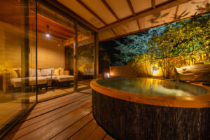 Privates Holz-Freiluftbad neben dem Gästezimmer