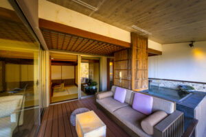 Privates Außenbad neben dem Sofa auf der Zimmerterrasse