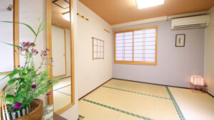 带障子窗和落地灯的空榻榻米房间