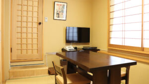 榻榻米风格客房内的矮桌和椅子