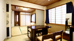 带矮桌和椅子的榻榻米房间