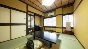 低いテーブルと座椅子のある畳の客室