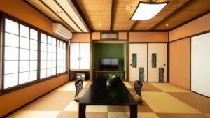 低いテーブルと座椅子のある畳の部屋