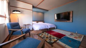Chambre avec lits jumeaux, chaises et table basse