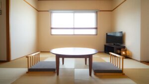 Chambre en tatami avec table basse et chaises de sol