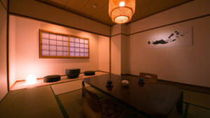 Chambre en tatami avec table basse et coussins de sol