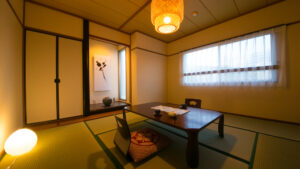 Chambre en tatami avec table basse et coussins de sol