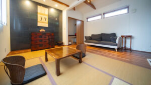 Coin salon en tatami avec table basse et canapé