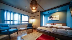 Lits jumeaux et coin salon dans la chambre