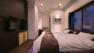 Lits jumeaux dans une chambre moderne