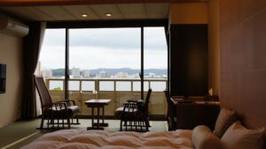 Vue sur le lac depuis la chambre avec chaises et table basse