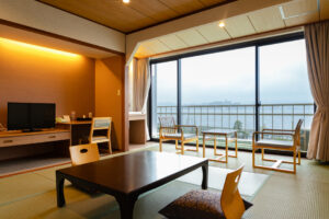 Chambre en tatami avec table basse et chaises près de la fenêtre