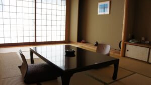 Chambre en tatami avec table basse et chaises de sol
