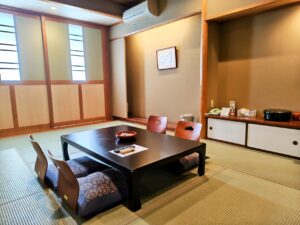 Chambre en tatami avec table basse et chaises de sol