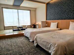 Lits jumeaux dans une chambre d’hôtes de style japonais