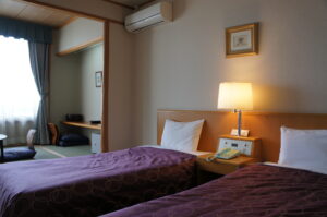 Lits jumeaux dans une chambre d’hôtes de ryokan