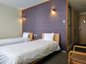 Deux lits simples dans une chambre