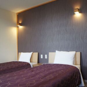Deux lits simples avec couvre-lits violets