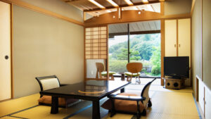 창가에 낮은 테이블과 의자가 있는 다다미방