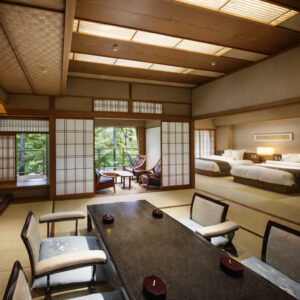 ローテーブルと座席のある広々とした畳の客室