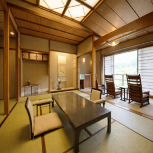 ローテーブルと窓際の椅子がある畳の客室