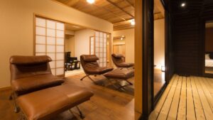 榻榻米风格客房内的皮革休闲椅