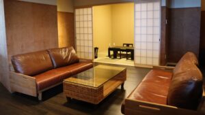 客房内的皮沙发和矮桌