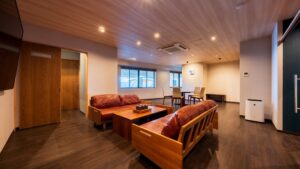 配有沙发、桌子和椅子的起居区