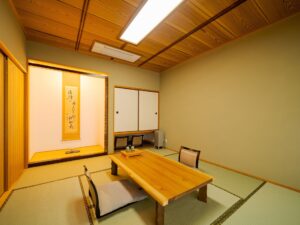 带矮桌和坐垫椅的榻榻米客房
