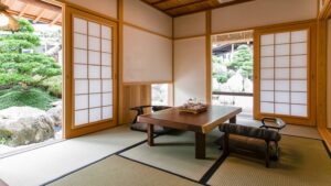 带矮桌和花园景观的榻榻米客房
