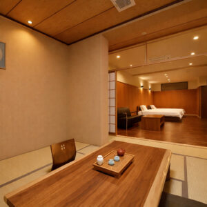 带矮桌和床铺的榻榻米休息区