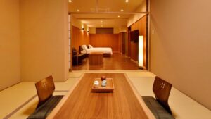 榻榻米休息区、矮桌以及后方的床铺