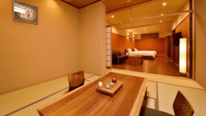 卧室旁带矮桌的榻榻米休息区