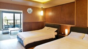 带窗边座位的日式旅馆客房双床