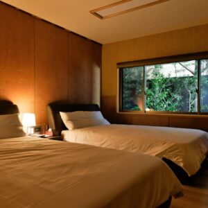 客房内窗边的两张床