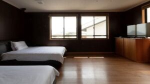 带大窗户的客房内有两张床