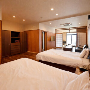 日式旅馆客房内的两张床