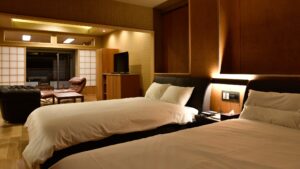 日式旅馆客房内的两张床